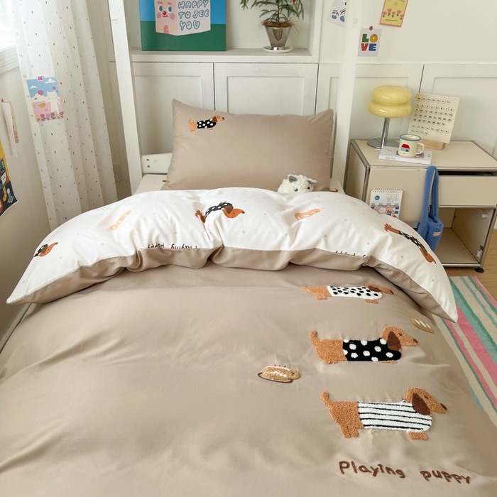 91家纺网 家纺一手货源 找家纺 如一 2025新款A类卡通毛巾绣水洗云朵棉学生宿舍床三件套 腊肠犬