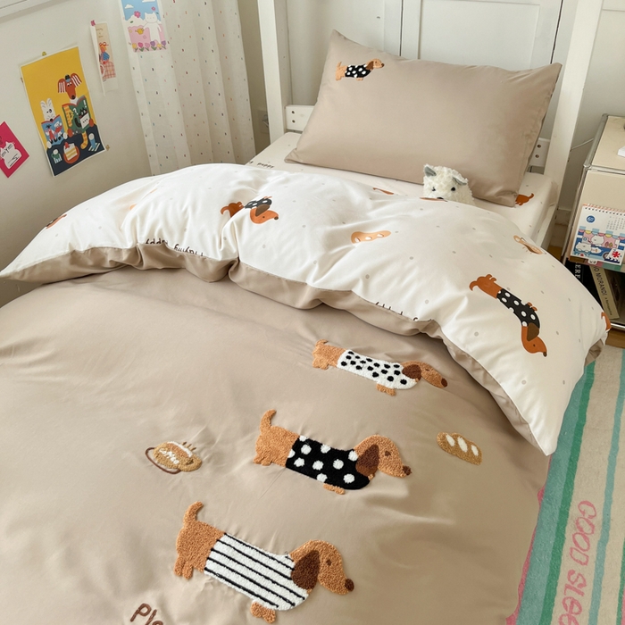 91家纺网 家纺一手货源 找家纺 如一 2025新款A类卡通毛巾绣水洗云朵棉学生宿舍床三件套 腊肠犬