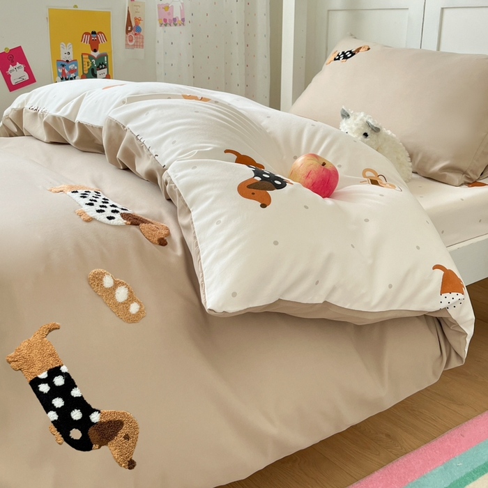 91家纺网 家纺一手货源 找家纺 如一 2025新款A类卡通毛巾绣水洗云朵棉学生宿舍床三件套 腊肠犬