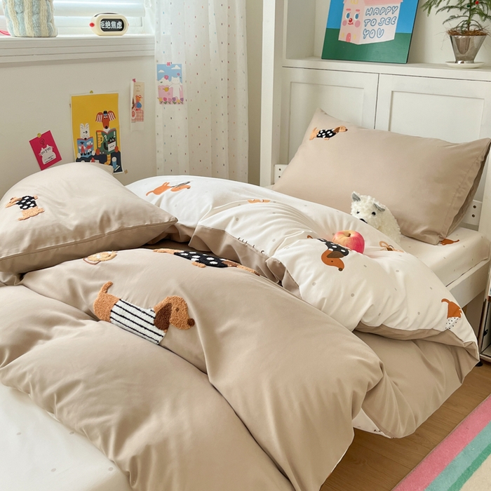 91家纺网 家纺一手货源 找家纺 如一 2025新款A类卡通毛巾绣水洗云朵棉学生宿舍床三件套 腊肠犬