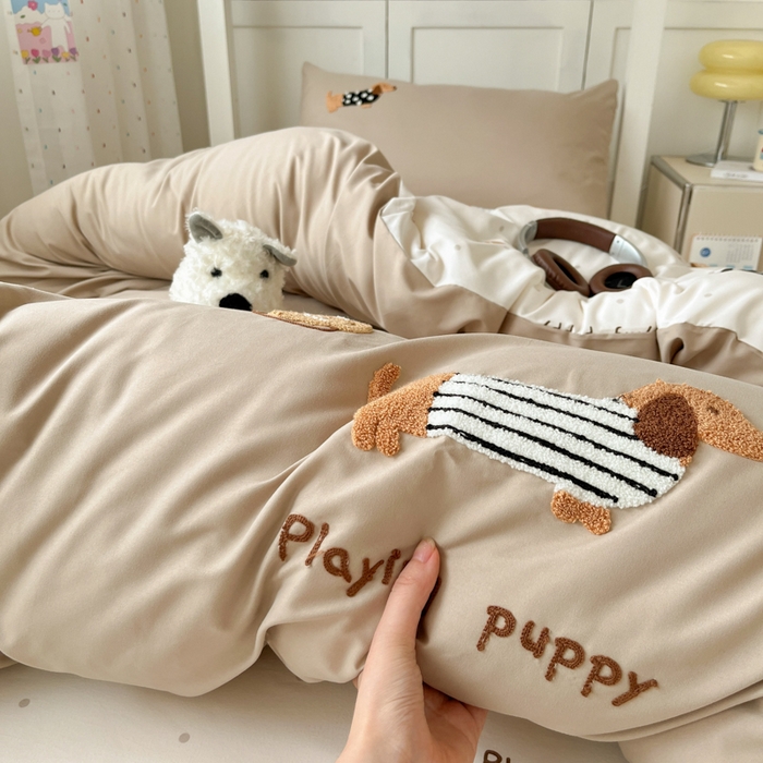 91家纺网 家纺一手货源 找家纺 如一 2025新款A类卡通毛巾绣水洗云朵棉学生宿舍床三件套 腊肠犬