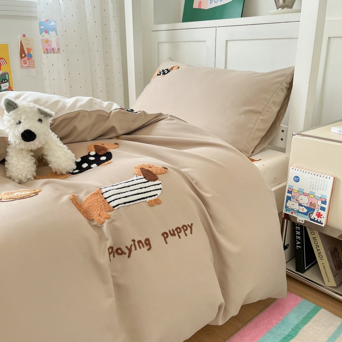 91家纺网 家纺一手货源 找家纺 如一 2025新款A类卡通毛巾绣水洗云朵棉学生宿舍床三件套 腊肠犬