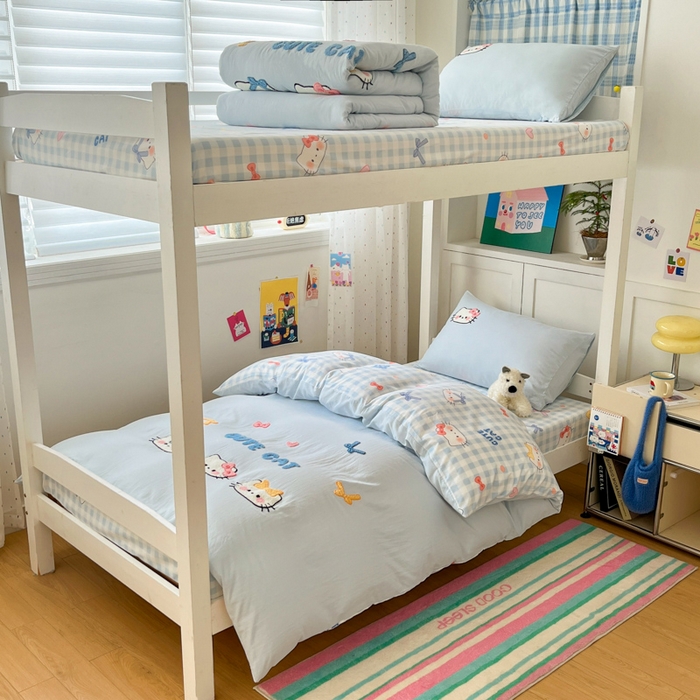 91家纺网 家纺一手货源 找家纺 如一 2025新款A类卡通毛巾绣水洗云朵棉学生宿舍床三件套 蓝格猫