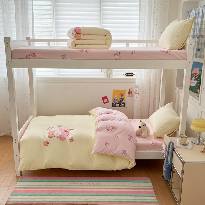 91家纺网 家纺一手货源 找家纺 如一 2025新款A类卡通毛巾绣水洗云朵棉学生宿舍床三件套 美美蒂