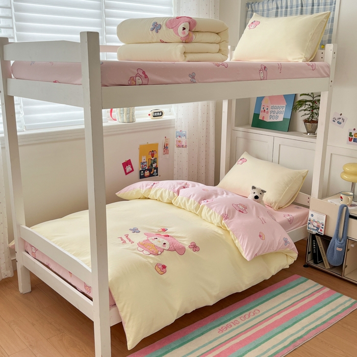 91家纺网 家纺一手货源 找家纺 如一 2025新款A类卡通毛巾绣水洗云朵棉学生宿舍床三件套 美美蒂