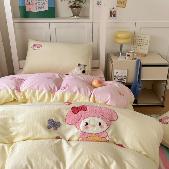 91家纺网 家纺一手货源 找家纺 如一 2025新款A类卡通毛巾绣水洗云朵棉学生宿舍床三件套 美美蒂