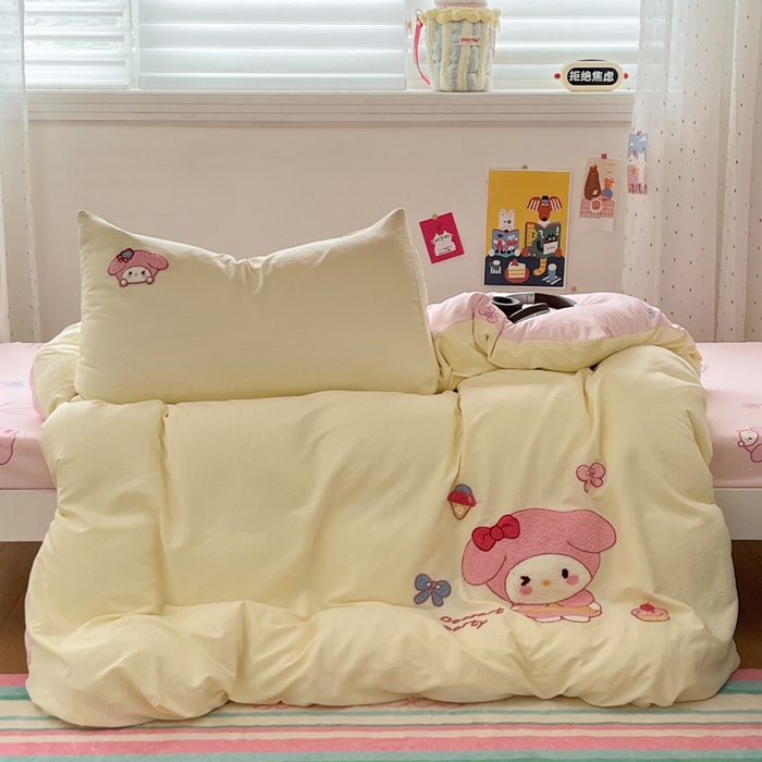 91家纺网 家纺一手货源 找家纺 如一 2025新款A类卡通毛巾绣水洗云朵棉学生宿舍床三件套 美美蒂