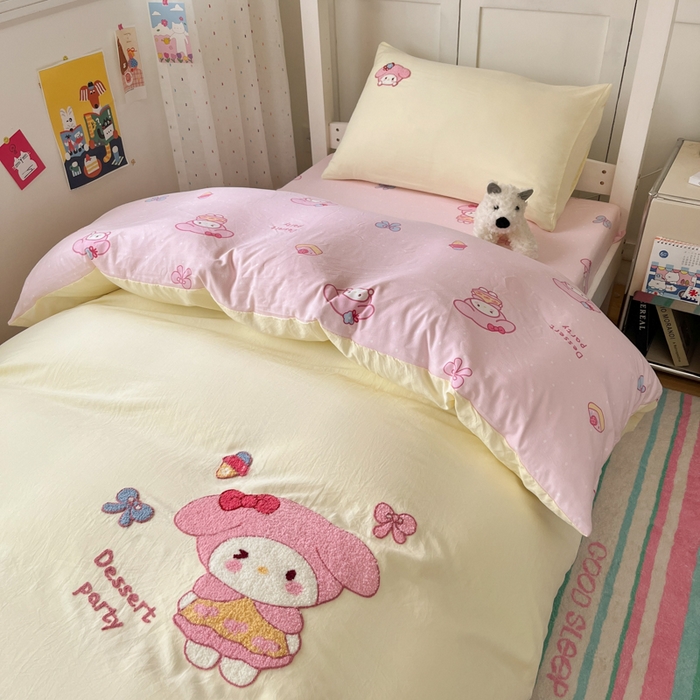 91家纺网 家纺一手货源 找家纺 如一 2025新款A类卡通毛巾绣水洗云朵棉学生宿舍床三件套 美美蒂