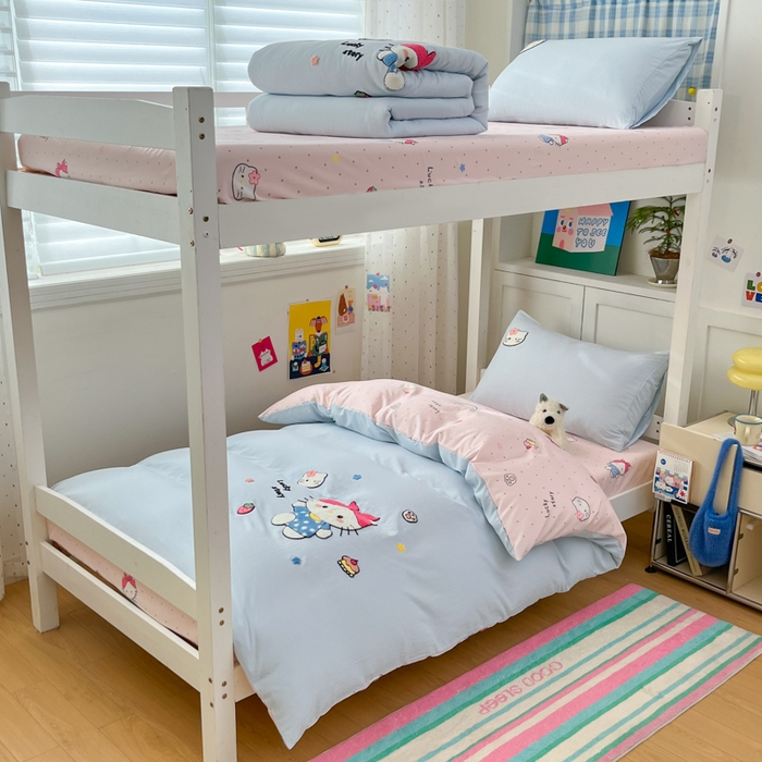 91家纺网 家纺一手货源 找家纺 如一 2025新款A类卡通毛巾绣水洗云朵棉学生宿舍床三件套 淘气猫