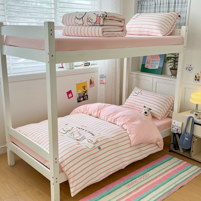 91家纺网 家纺一手货源 找家纺 如一 2025新款A类卡通毛巾绣水洗云朵棉学生宿舍床三件套 小奶狗