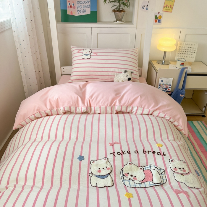 91家纺网 家纺一手货源 找家纺 如一 2025新款A类卡通毛巾绣水洗云朵棉学生宿舍床三件套 小奶狗