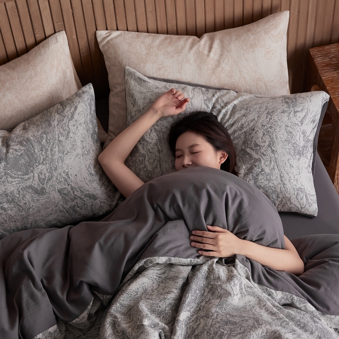 91家纺网 家纺一手货源 找家纺 梦享生活家居2025新款全棉色织双层纱提花四件套 流沙灰