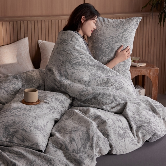 91家纺网 家纺一手货源 找家纺 梦享生活家居2025新款全棉色织双层纱提花四件套 流沙灰