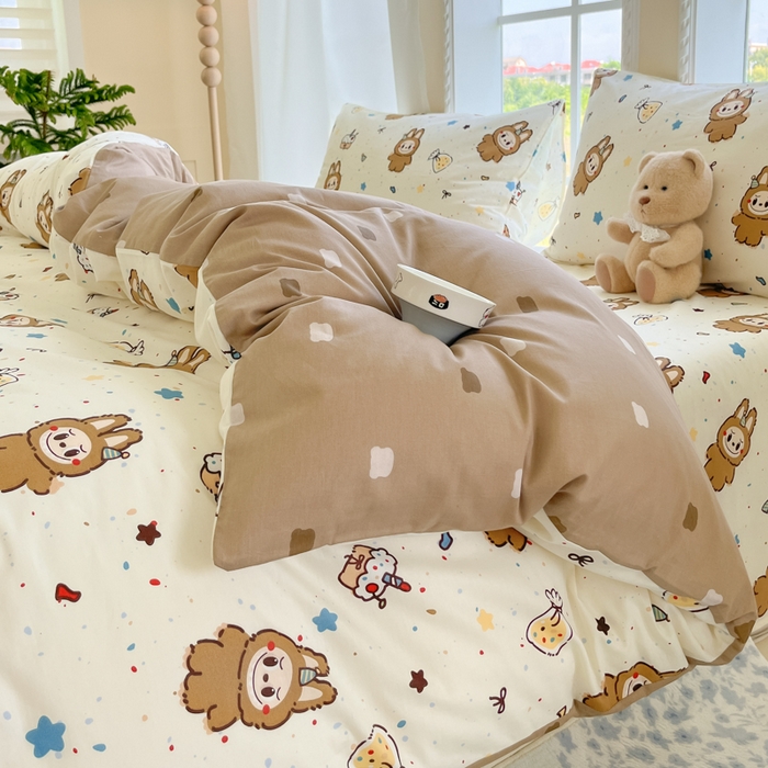 91家纺网 家纺一手货源 找家纺 寻米 2025新款全棉纯棉印花学生季四件套 焦糖布丁