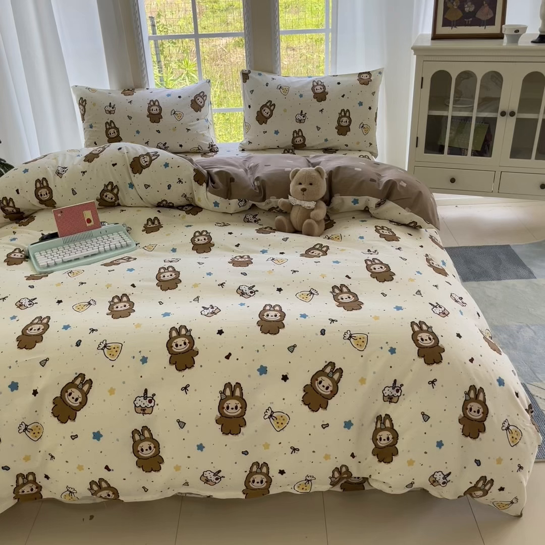 91家纺网 家纺一手货源 找家纺 寻米 2025新款全棉纯棉印花学生季四件套 焦糖布丁