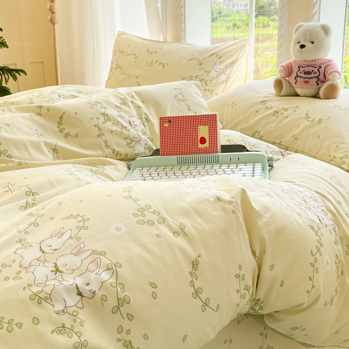 91家纺网 家纺一手货源 找家纺 寻米 2025新款全棉纯棉印花学生季四件套 花园小兔