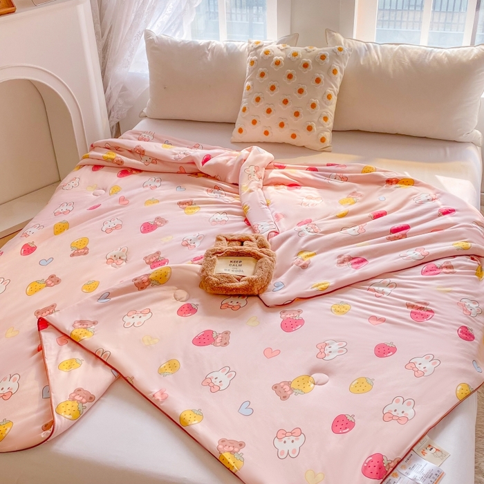 91家纺网 家纺一手货源 找家纺 小叮当家纺仓储工厂店 提供买家秀爆款花型不断货）2025新款A类母婴级宝宝被子豆豆绒牛奶针织棉被子儿童豆豆被大豆被春秋冬被 牛奶针织被-草莓兔兔