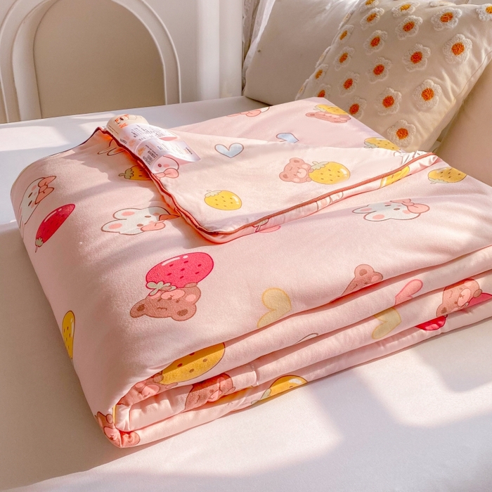 91家纺网 家纺一手货源 找家纺 小叮当家纺仓储工厂店 提供买家秀爆款花型不断货）2025新款A类母婴级宝宝被子豆豆绒牛奶针织棉被子儿童豆豆被大豆被春秋冬被 牛奶针织被-草莓兔兔