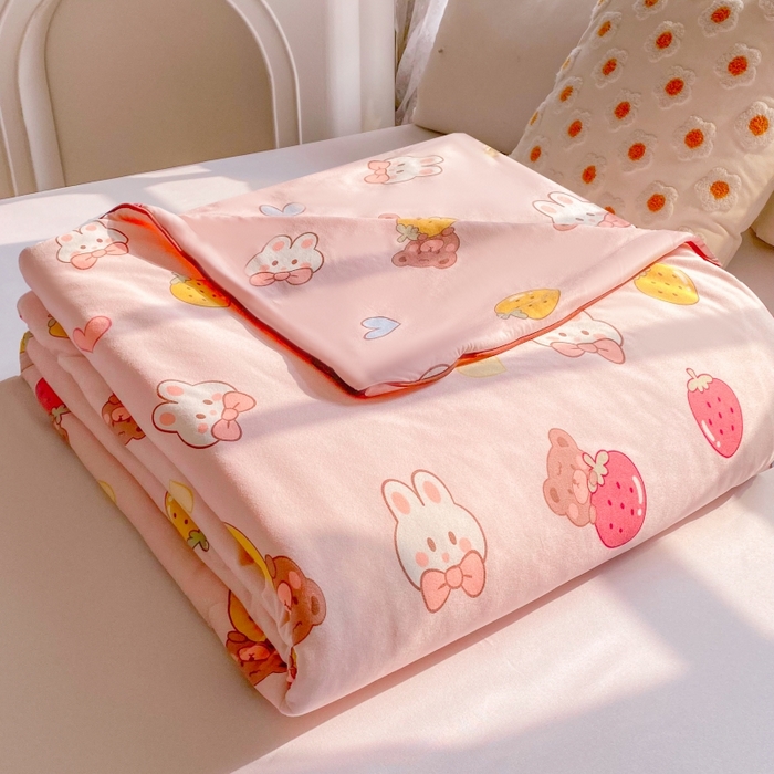 91家纺网 家纺一手货源 找家纺 小叮当家纺仓储工厂店 提供买家秀爆款花型不断货）2025新款A类母婴级宝宝被子豆豆绒牛奶针织棉被子儿童豆豆被大豆被春秋冬被 牛奶针织被-草莓兔兔