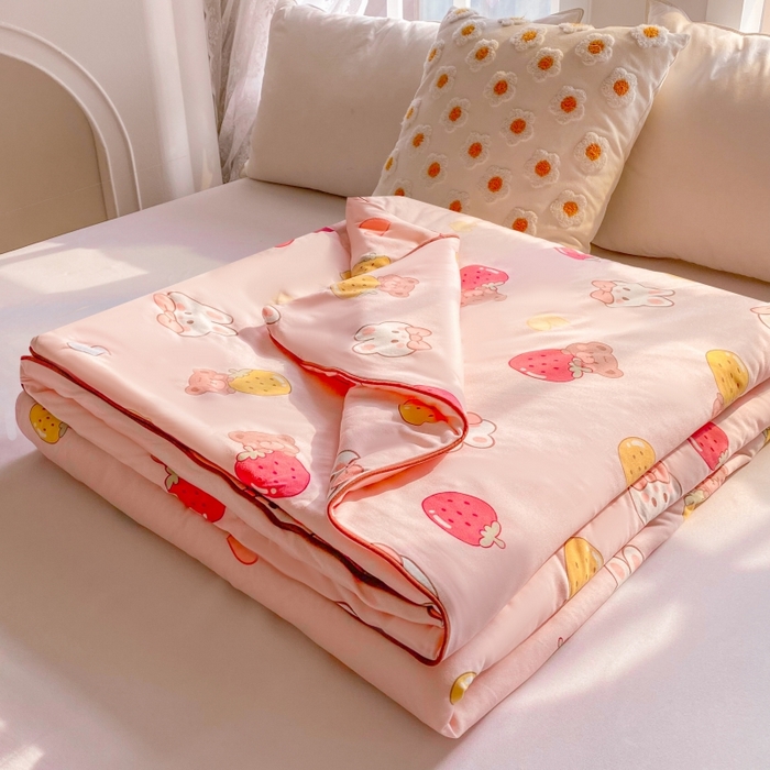 91家纺网 家纺一手货源 找家纺 小叮当家纺仓储工厂店 提供买家秀爆款花型不断货）2025新款A类母婴级宝宝被子豆豆绒牛奶针织棉被子儿童豆豆被大豆被春秋冬被 牛奶针织被-草莓兔兔