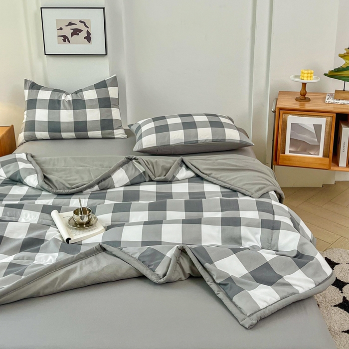 91家纺网 家纺一手货源 找家纺 小叮当家纺仓储工厂店 （提供买家秀 爆款花型 不断货）2025新款色织水洗棉夏被无印风百分百新疆棉花夏被四件套夏凉被四件套 灰中格（配B版床单230-250）