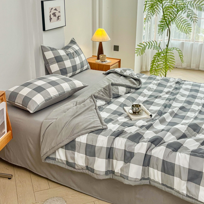 91家纺网 家纺一手货源 找家纺 小叮当家纺仓储工厂店 （提供买家秀 爆款花型 不断货）2025新款色织水洗棉夏被无印风百分百新疆棉花夏被四件套夏凉被四件套 灰中格（配B版床单230-250）