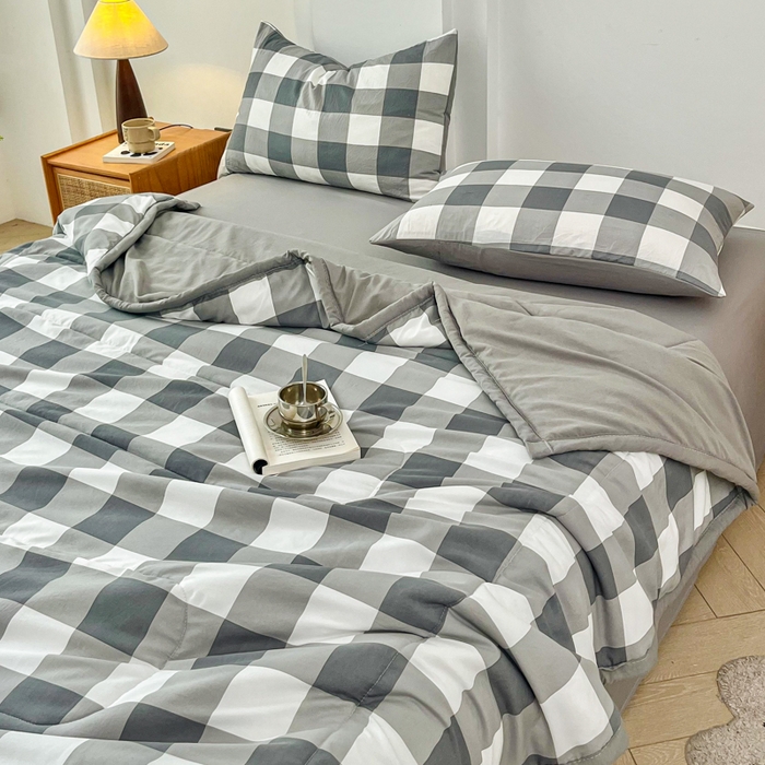 91家纺网 家纺一手货源 找家纺 小叮当家纺仓储工厂店 （提供买家秀 爆款花型 不断货）2025新款色织水洗棉夏被无印风百分百新疆棉花夏被四件套夏凉被四件套 灰中格（配B版床单230-250）