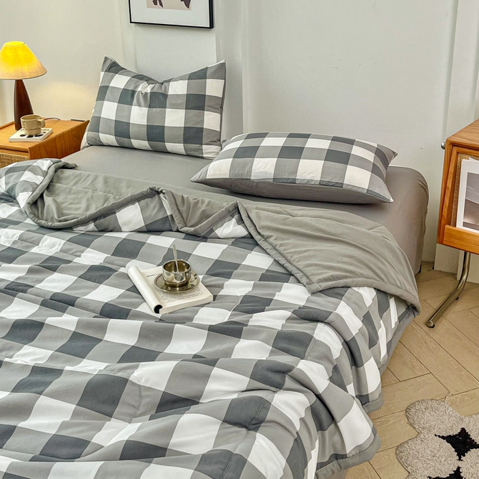 91家纺网 家纺一手货源 找家纺 小叮当家纺仓储工厂店 （提供买家秀 爆款花型 不断货）2025新款色织水洗棉夏被无印风百分百新疆棉花夏被四件套夏凉被四件套 灰中格（配B版床单230-250）