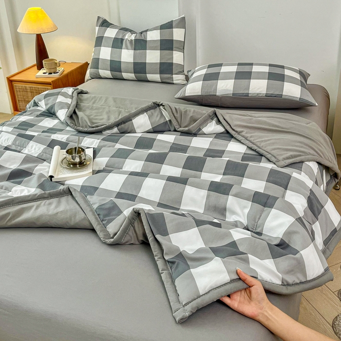 91家纺网 家纺一手货源 找家纺 小叮当家纺仓储工厂店 （提供买家秀 爆款花型 不断货）2025新款色织水洗棉夏被无印风百分百新疆棉花夏被四件套夏凉被四件套 灰中格（配B版床单230-250）