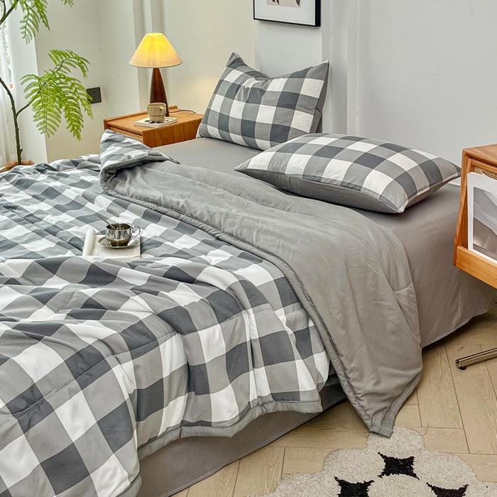 91家纺网 家纺一手货源 找家纺 小叮当家纺仓储工厂店 （提供买家秀 爆款花型 不断货）2025新款色织水洗棉夏被无印风百分百新疆棉花夏被四件套夏凉被四件套 灰中格（配B版床单230-250）