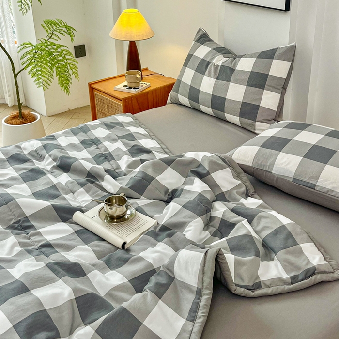 91家纺网 家纺一手货源 找家纺 小叮当家纺仓储工厂店 （提供买家秀 爆款花型 不断货）2025新款色织水洗棉夏被无印风百分百新疆棉花夏被四件套夏凉被四件套 灰中格（配B版床单230-250）