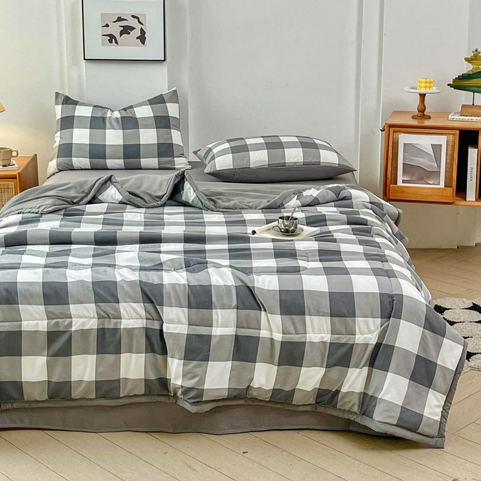 91家纺网 家纺一手货源 找家纺 小叮当家纺仓储工厂店 （提供买家秀 爆款花型 不断货）2025新款色织水洗棉夏被无印风百分百新疆棉花夏被四件套夏凉被四件套 灰中格（配B版床单230-250）