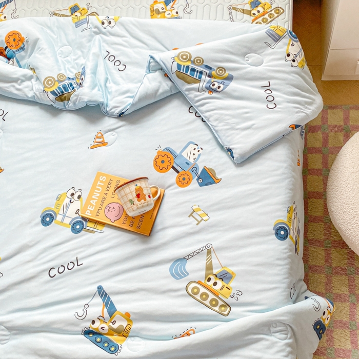 91家纺网 家纺一手货源 找家纺 小叮当家纺仓储工厂店 提供买家秀爆款花型不断货）2025新款A类母婴级宝宝被子豆豆绒牛奶针织棉被子儿童豆豆被大豆被春秋冬被 牛奶针织被-工程车