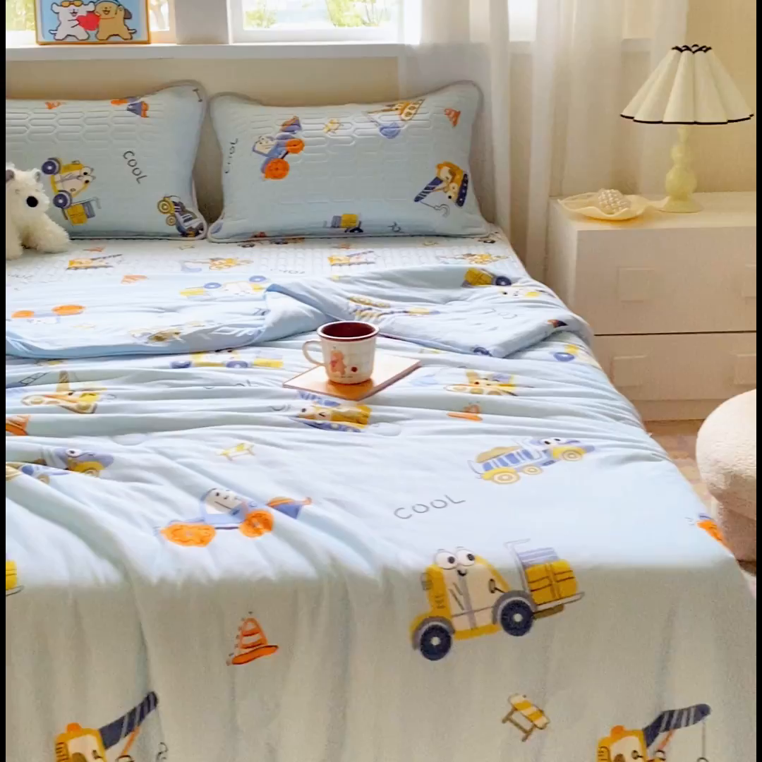 91家纺网 家纺一手货源 找家纺 小叮当家纺仓储工厂店 提供买家秀爆款花型不断货）2025新款A类母婴级宝宝被子豆豆绒牛奶针织棉被子儿童豆豆被大豆被春秋冬被 牛奶针织被-工程车