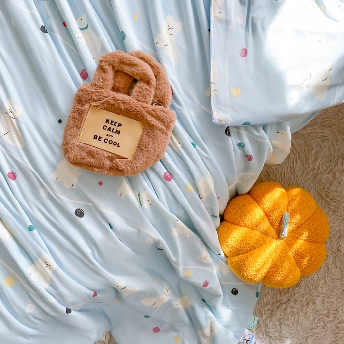 91家纺网 家纺一手货源 找家纺 小叮当家纺仓储工厂店 提供买家秀爆款花型不断货）2025新款A类母婴级宝宝被子豆豆绒牛奶针织棉被子儿童豆豆被大豆被春秋冬被 牛奶针织被-嗨皮狗