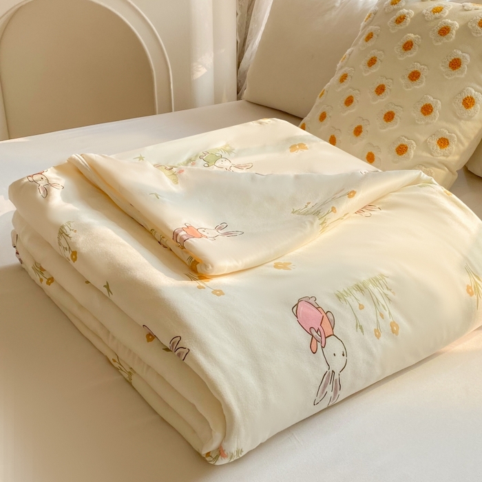 91家纺网 家纺一手货源 找家纺 小叮当家纺仓储工厂店 提供买家秀爆款花型不断货）2025新款A类母婴级宝宝被子豆豆绒牛奶针织棉被子儿童豆豆被大豆被春秋冬被 牛奶针织被-花丛小兔