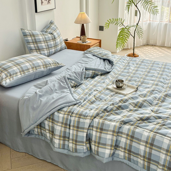 91家纺网 家纺一手货源 找家纺 小叮当家纺仓储工厂店 （提供买家秀 爆款花型 不断货）2025新款色织水洗棉夏被无印风百分百新疆棉花夏被四件套夏凉被四件套 简兮蓝（配B版床单230-250）