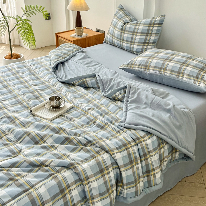 91家纺网 家纺一手货源 找家纺 小叮当家纺仓储工厂店 （提供买家秀 爆款花型 不断货）2025新款色织水洗棉夏被无印风百分百新疆棉花夏被四件套夏凉被四件套 简兮蓝（配B版床单230-250）