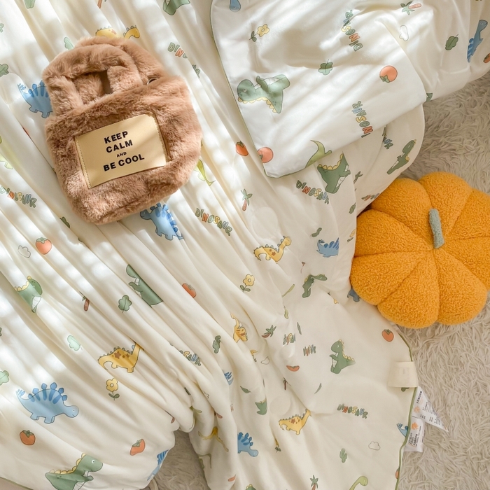 91家纺网 家纺一手货源 找家纺 小叮当家纺仓储工厂店 提供买家秀爆款花型不断货）2025新款A类母婴级宝宝被子豆豆绒牛奶针织棉被子儿童豆豆被大豆被春秋冬被 牛奶针织被-卡通小恐龙