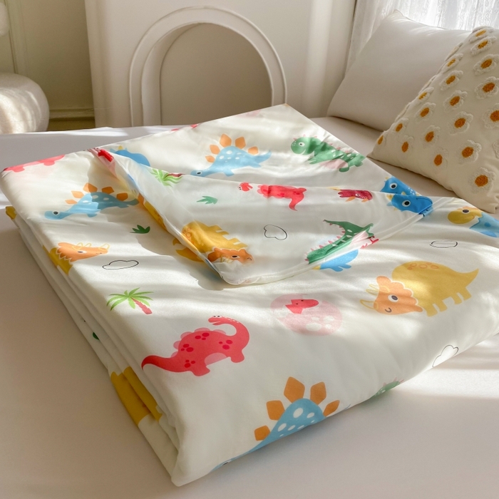 91家纺网 家纺一手货源 找家纺 小叮当家纺仓储工厂店 提供买家秀爆款花型不断货）2025新款A类母婴级宝宝被子豆豆绒牛奶针织棉被子儿童豆豆被大豆被春秋冬被 牛奶针织被-恐龙萌游记