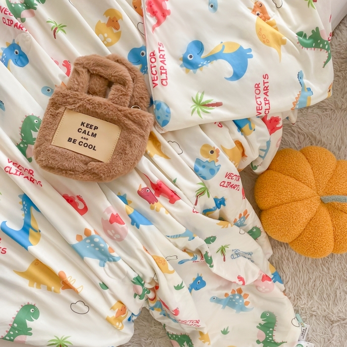 91家纺网 家纺一手货源 找家纺 小叮当家纺仓储工厂店 提供买家秀爆款花型不断货）2025新款A类母婴级宝宝被子豆豆绒牛奶针织棉被子儿童豆豆被大豆被春秋冬被 牛奶针织被-恐龙萌游记