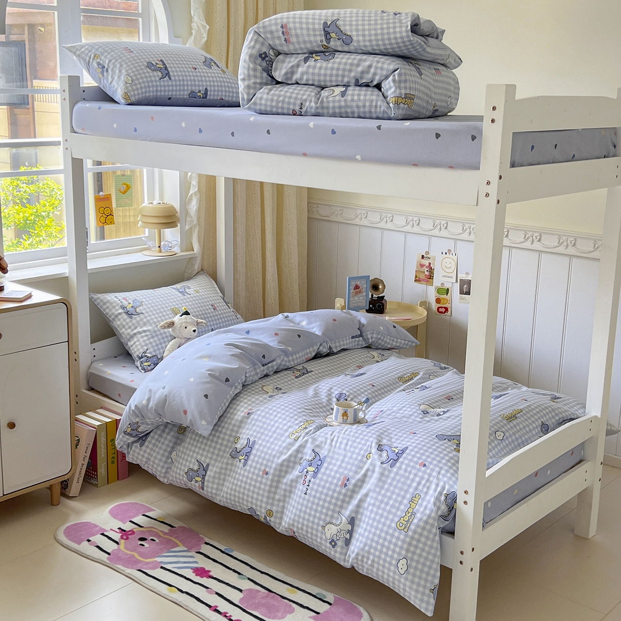 91家纺网 家纺一手货源 找家纺 麦伦家居 2025新款40支13372全棉纯棉斜纹学生上下铺床品宿舍三件套上下铺四件套系列 爱心小恐龙