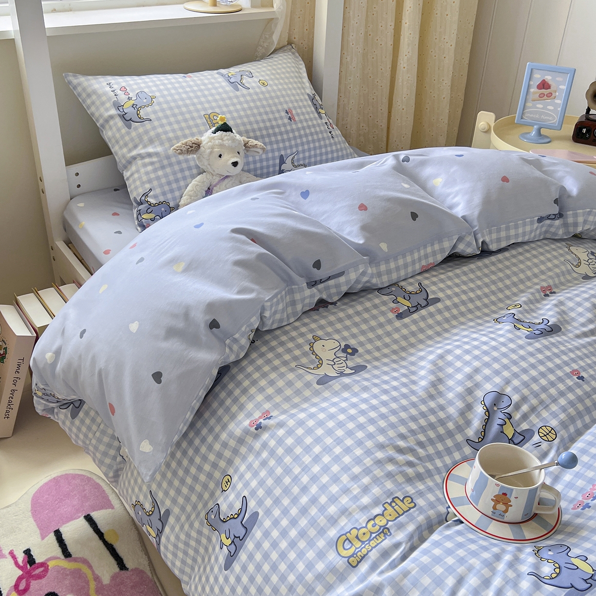 91家纺网 家纺一手货源 找家纺 麦伦家居 2025新款40支13372全棉纯棉斜纹学生上下铺床品宿舍三件套上下铺四件套系列 爱心小恐龙