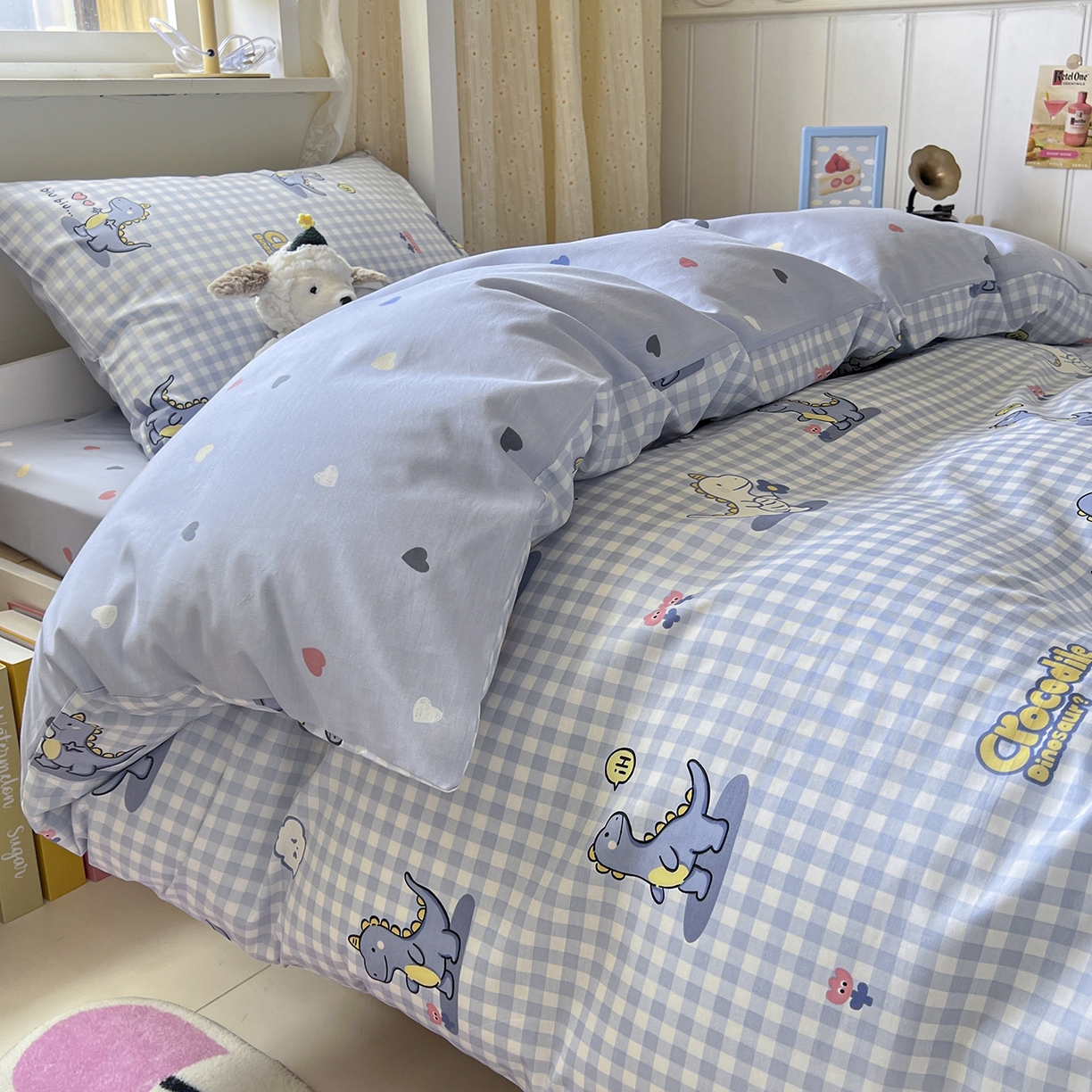 91家纺网 家纺一手货源 找家纺 麦伦家居 2025新款40支13372全棉纯棉斜纹学生上下铺床品宿舍三件套上下铺四件套系列 爱心小恐龙