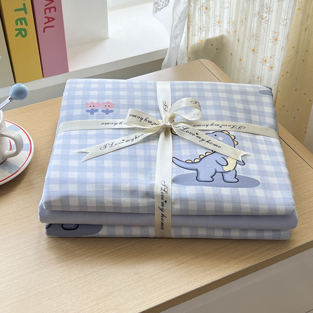 91家纺网 家纺一手货源 找家纺 麦伦家居 2025新款40支13372全棉纯棉斜纹学生上下铺床品宿舍三件套上下铺四件套系列 爱心小恐龙