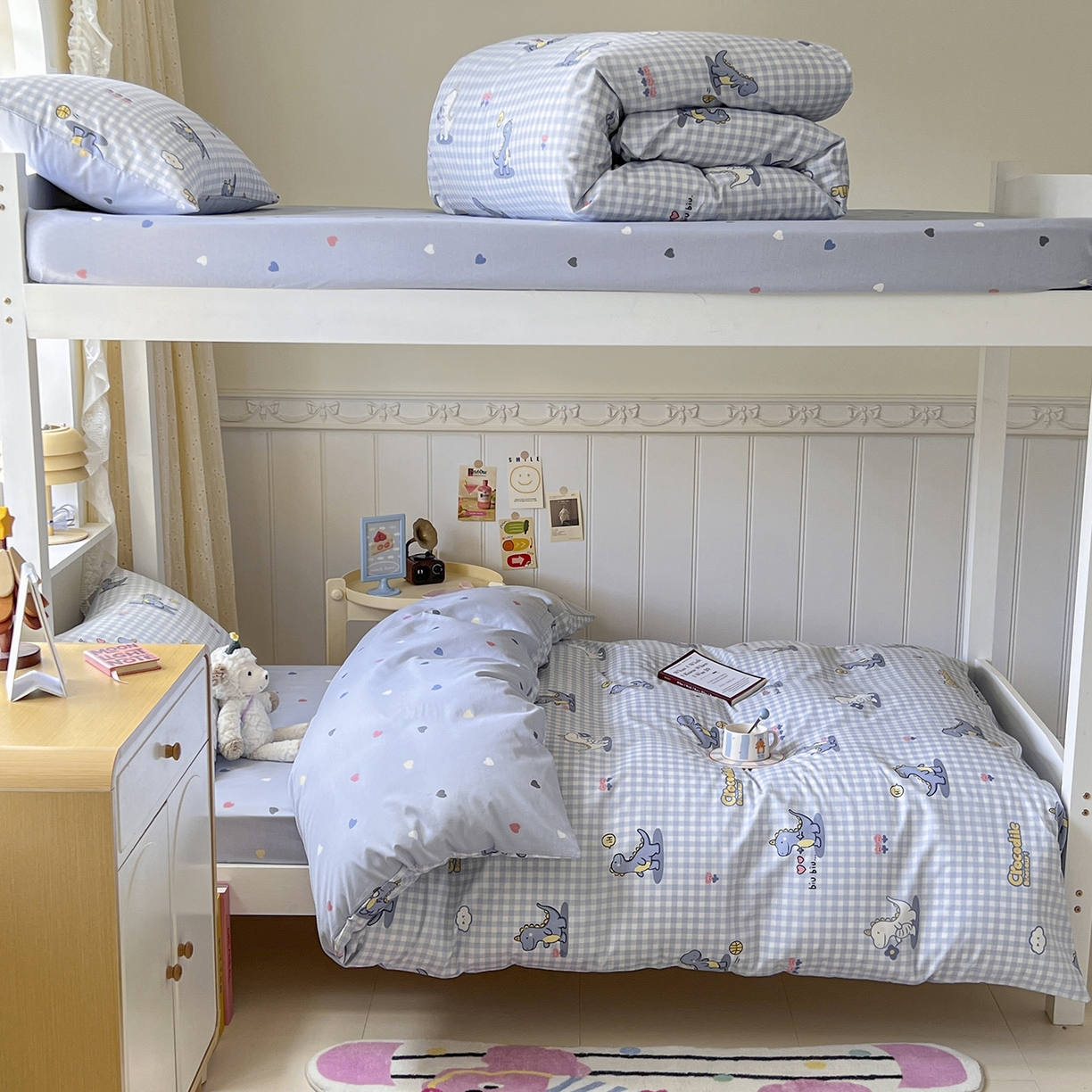 91家纺网 家纺一手货源 找家纺 麦伦家居 2025新款40支13372全棉纯棉斜纹学生上下铺床品宿舍三件套上下铺四件套系列 爱心小恐龙