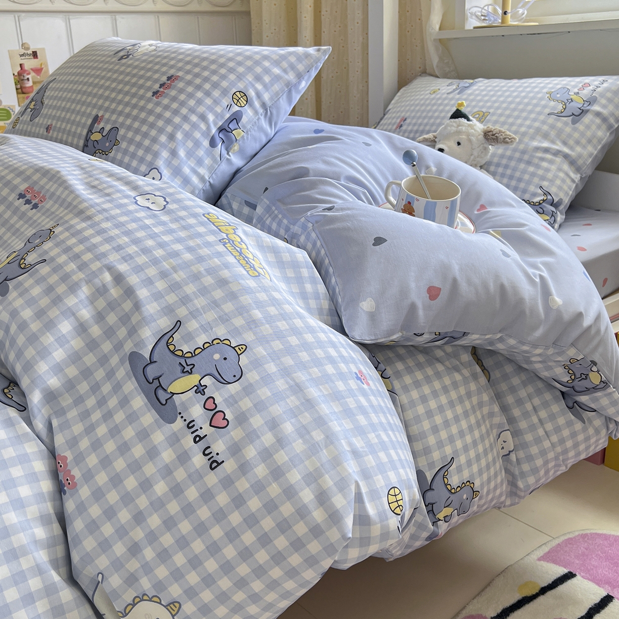 91家纺网 家纺一手货源 找家纺 麦伦家居 2025新款40支13372全棉纯棉斜纹学生上下铺床品宿舍三件套上下铺四件套系列 爱心小恐龙