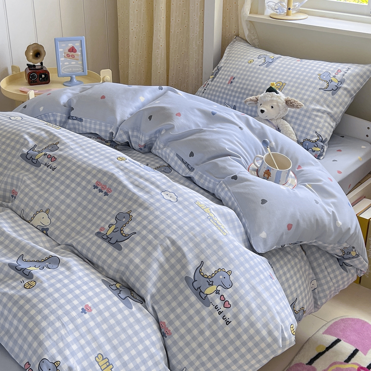 91家纺网 家纺一手货源 找家纺 麦伦家居 2025新款40支13372全棉纯棉斜纹学生上下铺床品宿舍三件套上下铺四件套系列 爱心小恐龙