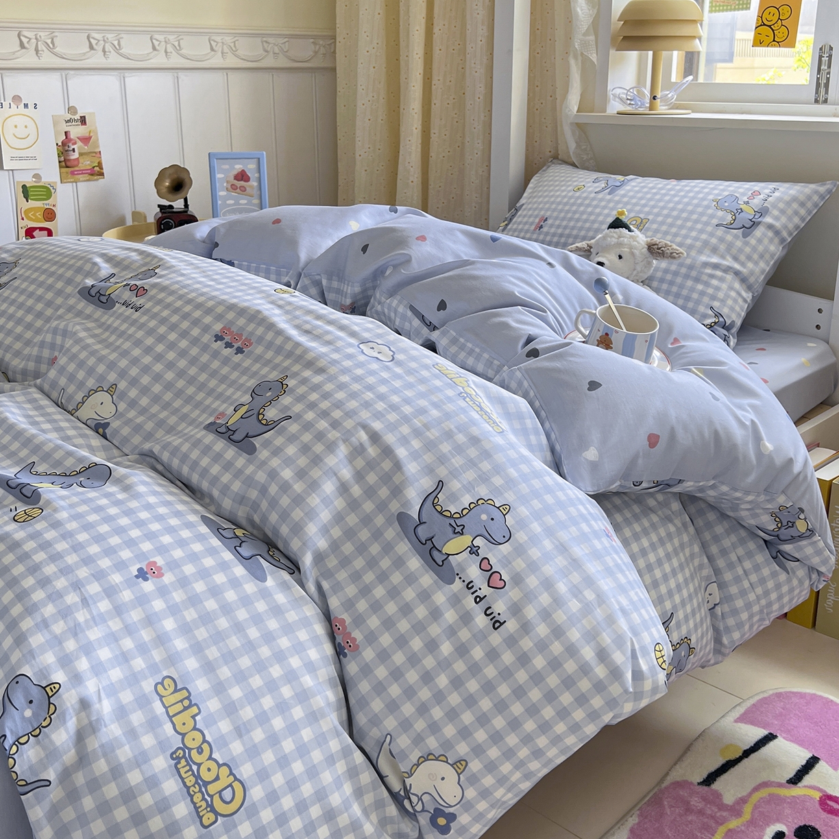 91家纺网 家纺一手货源 找家纺 麦伦家居 2025新款40支13372全棉纯棉斜纹学生上下铺床品宿舍三件套上下铺四件套系列 爱心小恐龙
