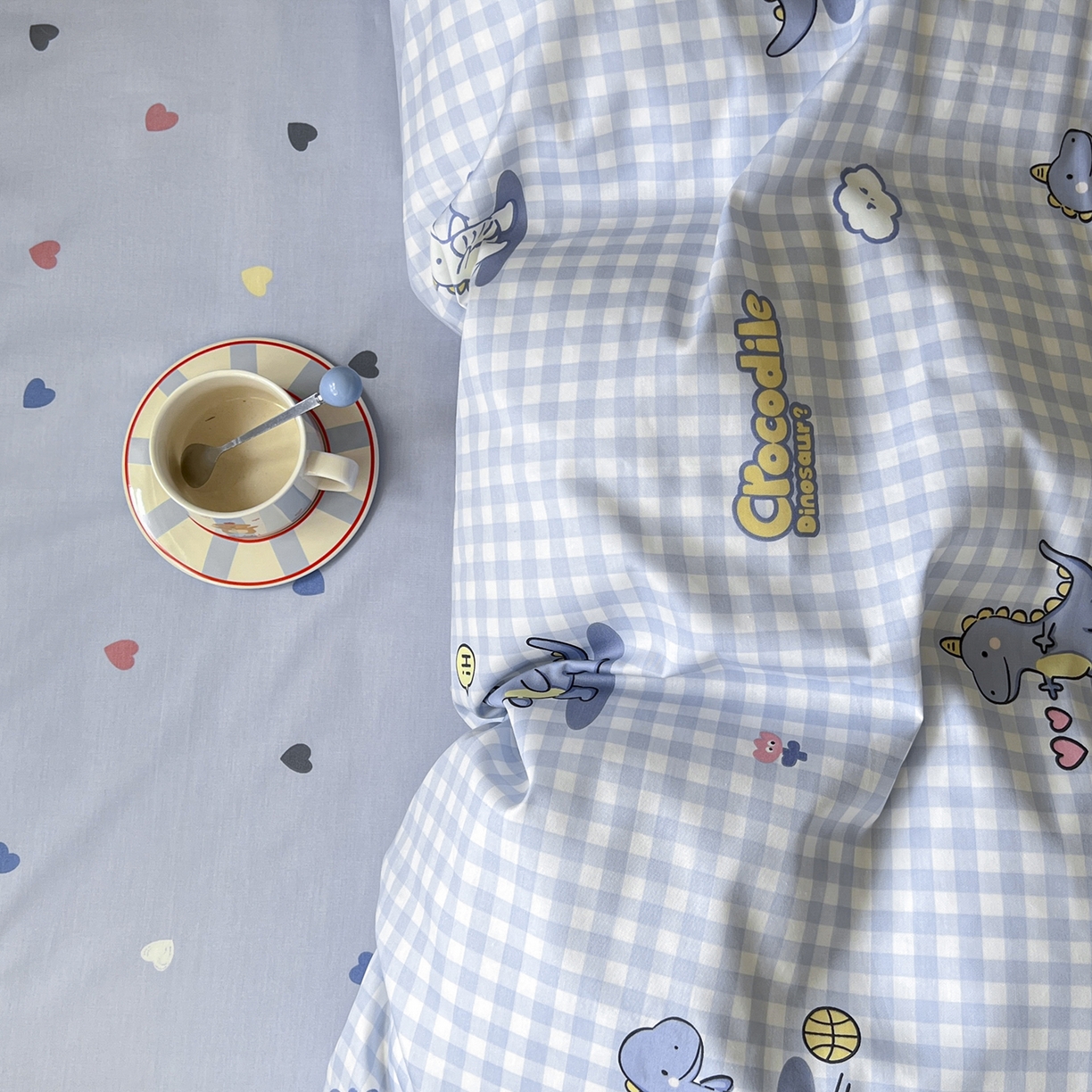 91家纺网 家纺一手货源 找家纺 麦伦家居 2025新款40支13372全棉纯棉斜纹学生上下铺床品宿舍三件套上下铺四件套系列 爱心小恐龙